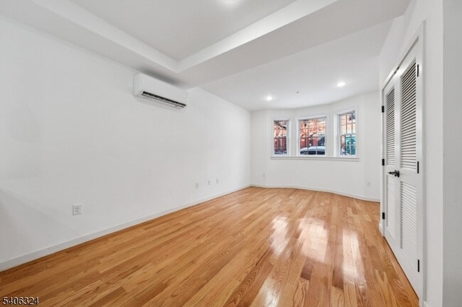 Building Photo - 52 James St