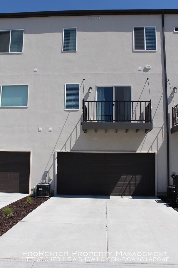 Foto del edificio - Gorgeous 2 Bed, 4 Bath Station Park Townhome
