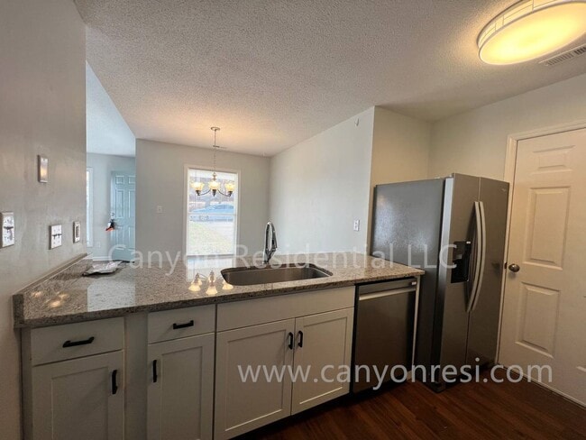 Building Photo - Beautiful 3b Room!Move in ready!
