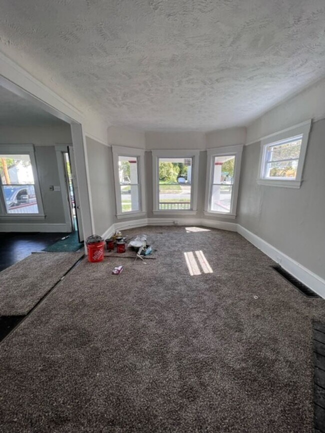 Building Photo - Charming 4-Bedroom Property in Prime Location