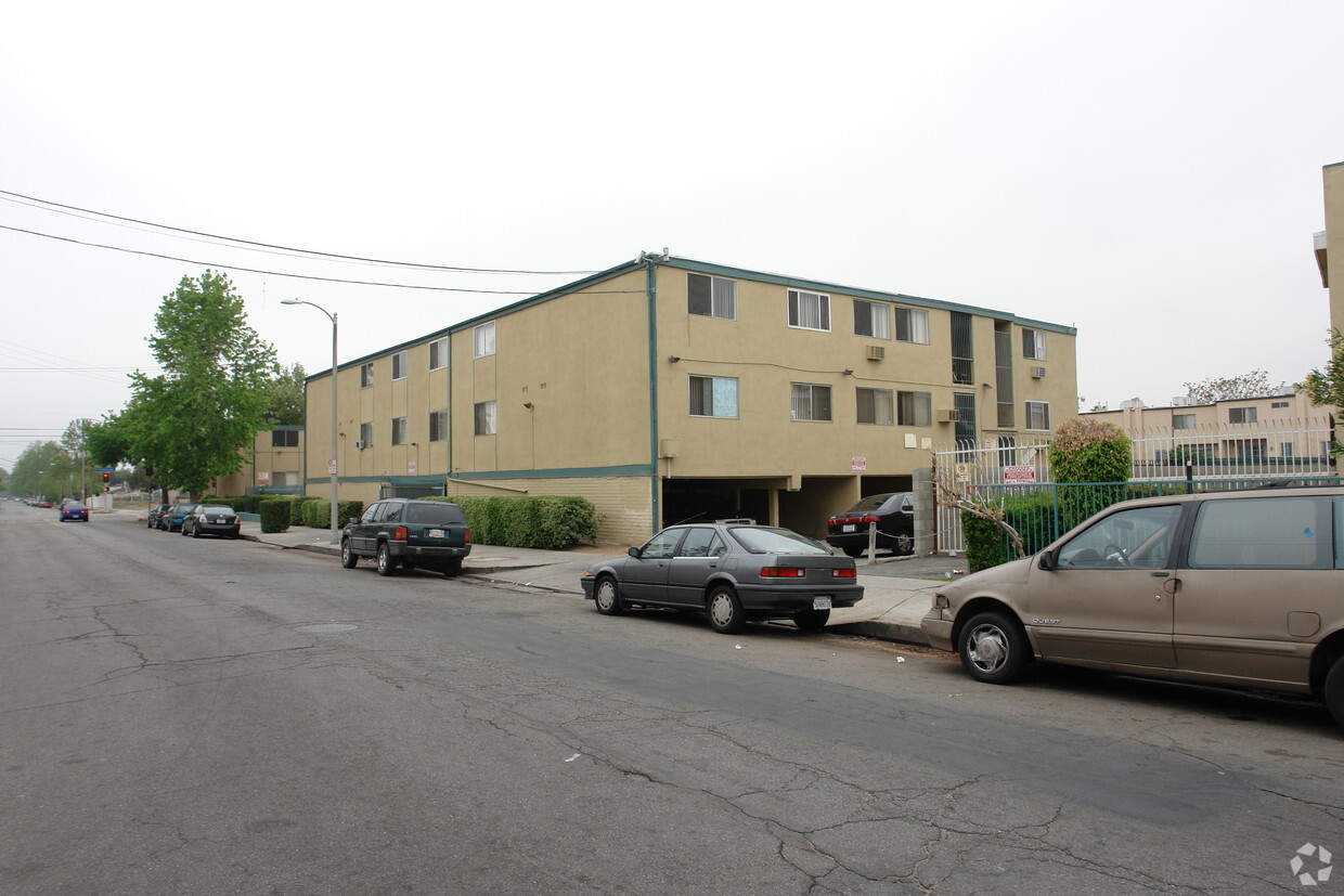 Foto del edificio - 8711 Langdon Avenue