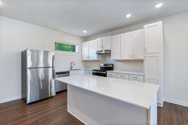 Building Photo - 605 Whitham Ave