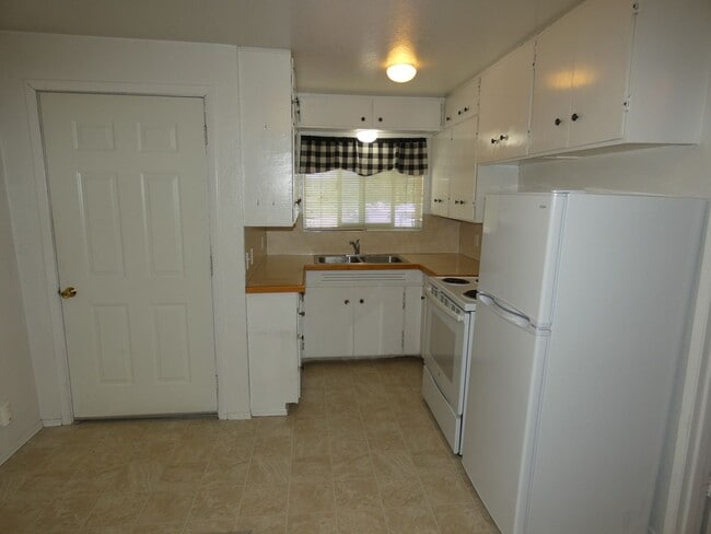 Building Photo - Cozy Cute on the West Side