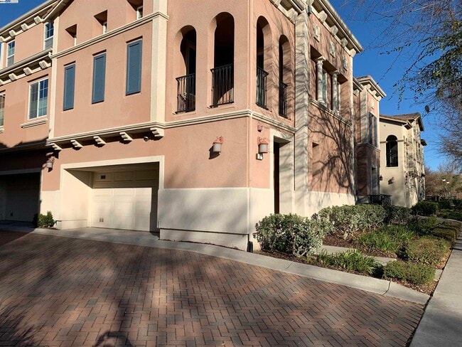 Building Photo - 574 Dovecote Ln