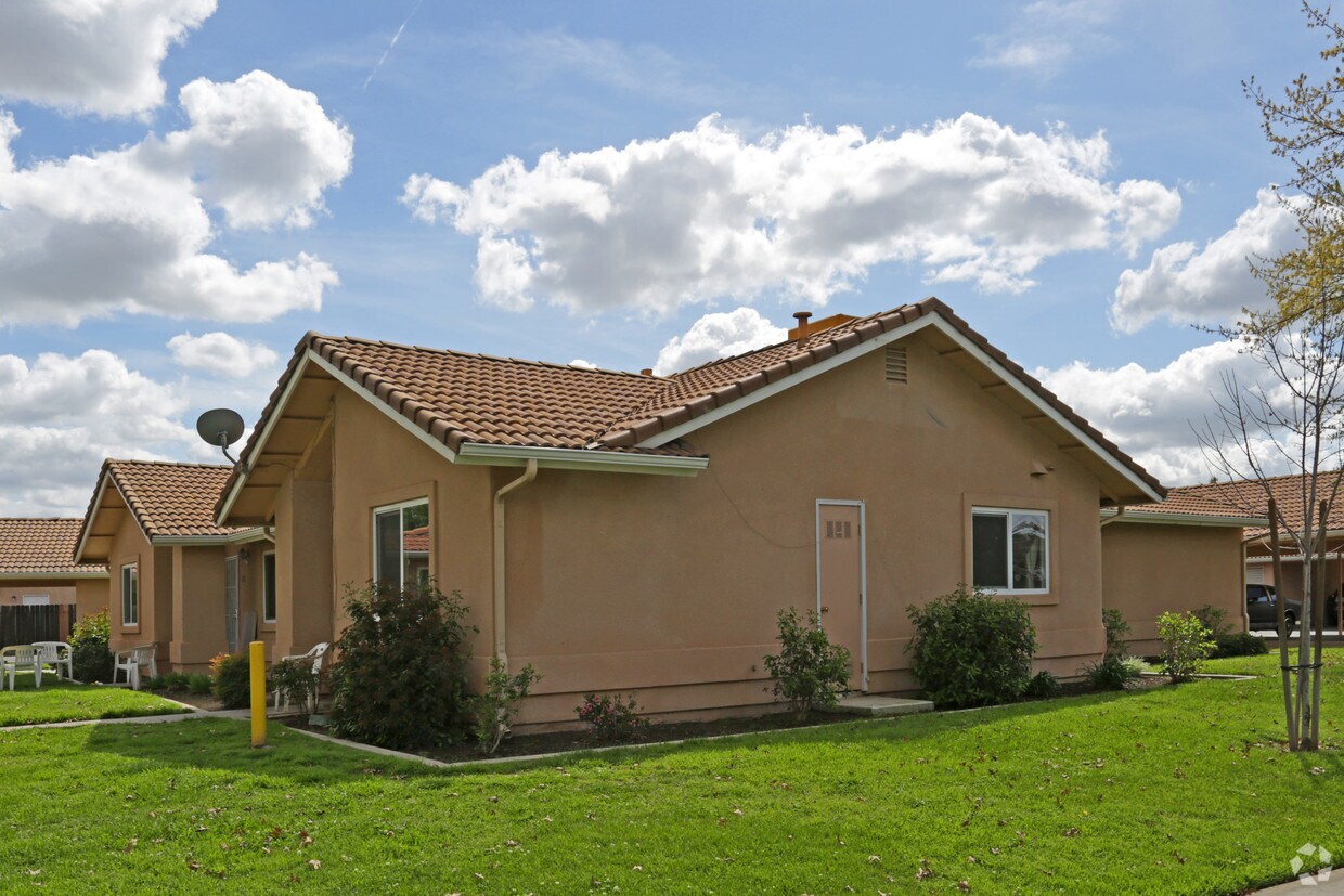 Foto principal - 301-445 W Oakwood Dr