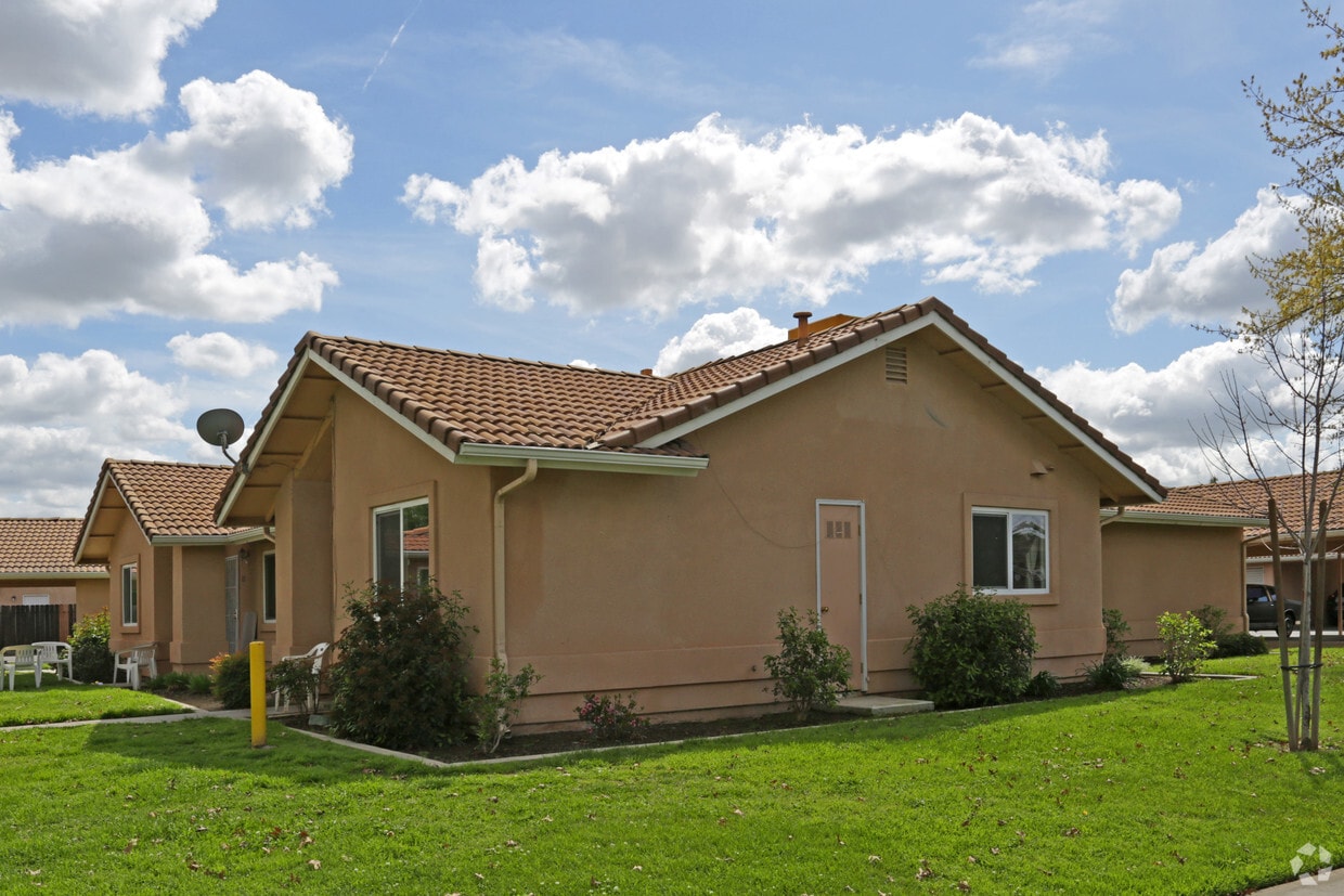 Primary Photo - 301-445 W Oakwood Dr