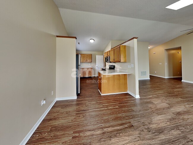Building Photo - 525 Woodfield Cir