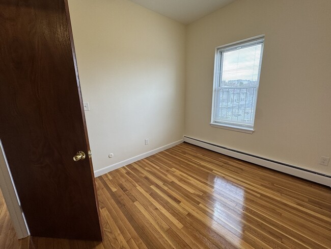 Building Photo - 160-180 N Beacon St