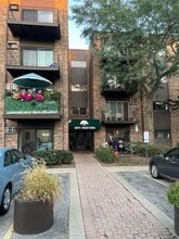 Building Photo - 815 E Oakton St