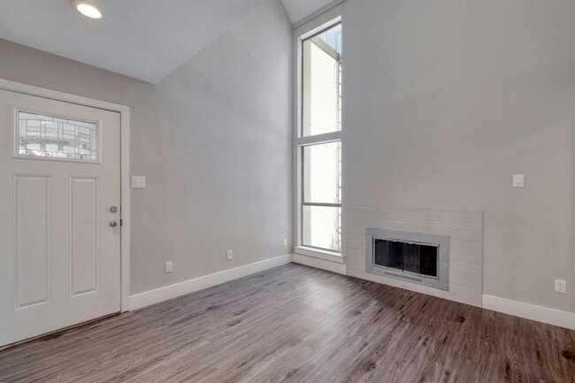 Building Photo - 935 La Posada Dr