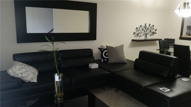 Foto del edificio - 9478 Palm Cir S