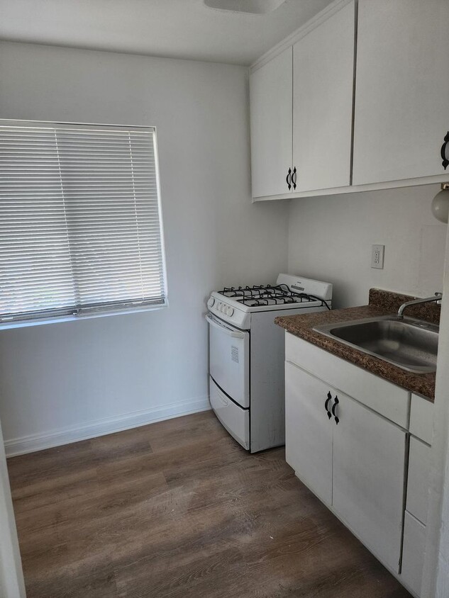 Building Photo - Rent Ready Studio Apartment