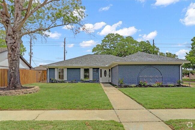 Building Photo - 327 Gentilly Dr
