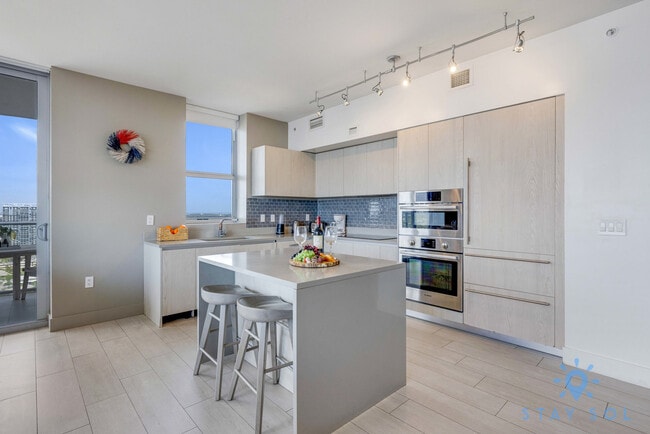 Building Photo - 4010 S Ocean Dr