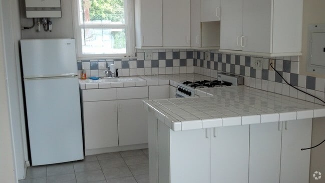 Building Photo - 3915 Crest Dr