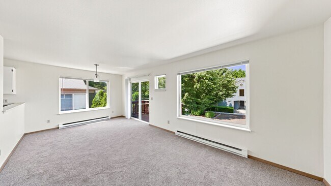 Building Photo - 2 Bed 1 Bath - Pet Friendly - Central Location - Near Shopping - NAS Whidbey