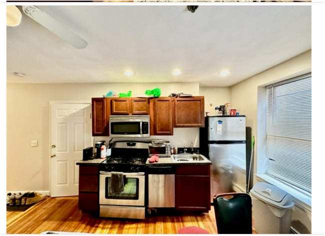 Building Photo - 10 Hull St