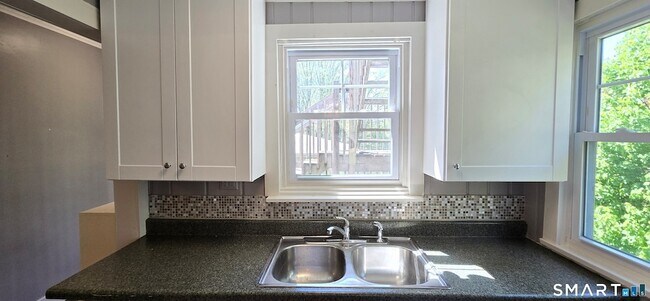 Foto del edificio - 40 Maple Grove Ave