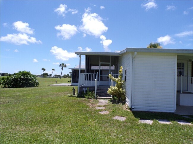 Foto del edificio - 1126 Barefoot Cir