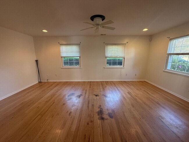 Building Photo - Townhouse Near N Great Neck & VB Blvd