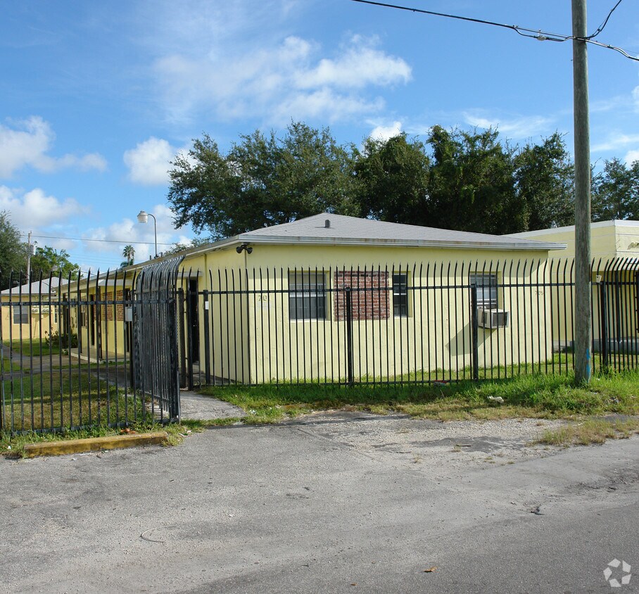 Building Photo - 705 NE 85th St