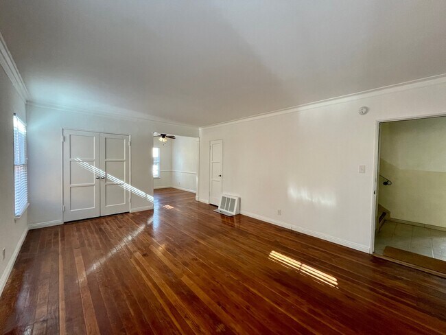 Building Photo - 1323 N Fairfax Ave