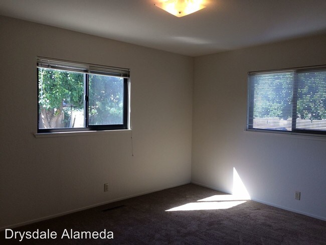 Building Photo - 514 Flower Ln