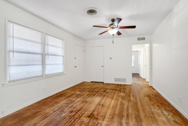 Building Photo - 1112 Redbud Rd