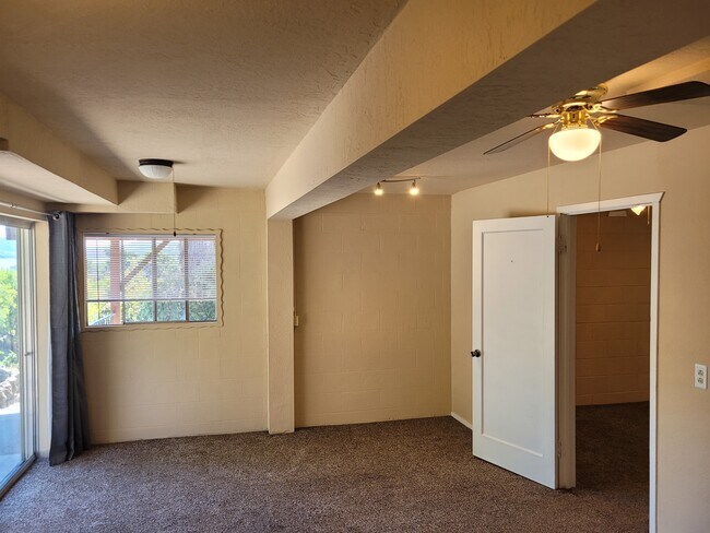 Foto del edificio - 2395 Eastlake Dr