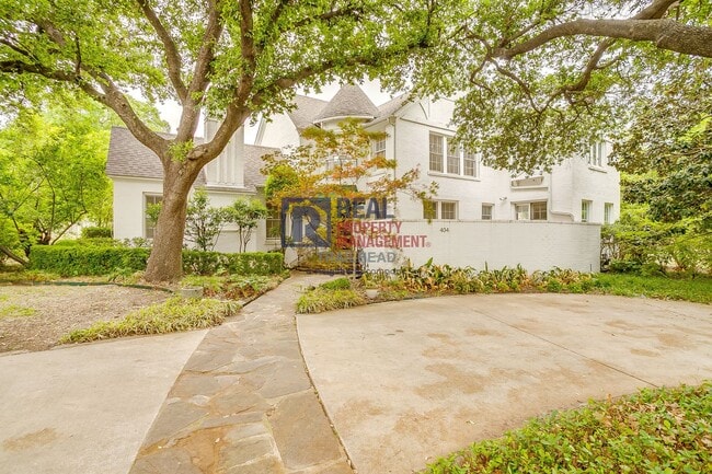 Foto del edificio - Charming Monticello Townhome – 4 Beds, Updated Kitchen & On-Site Parking