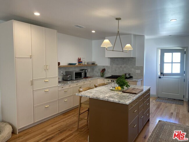Foto del edificio - 3026 Farmdale Ave
