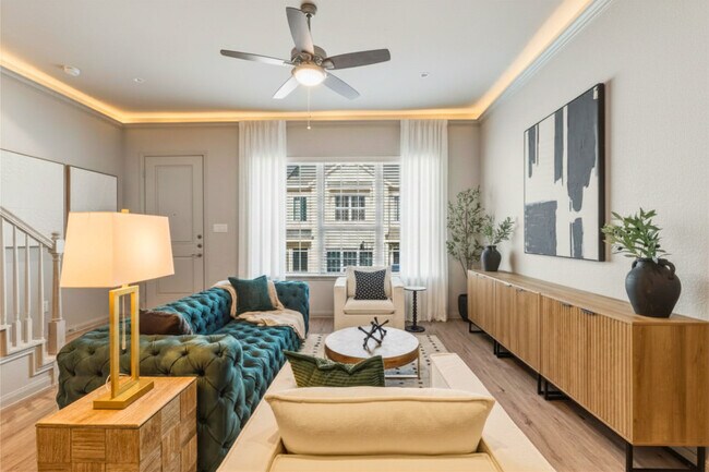 Sala de estar con molduras decorativas - West End Estates