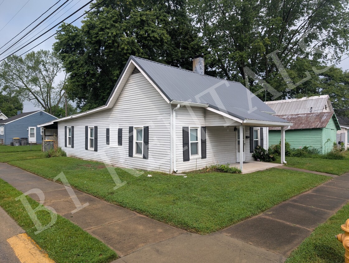 Primary Photo - 701 Hustedt St