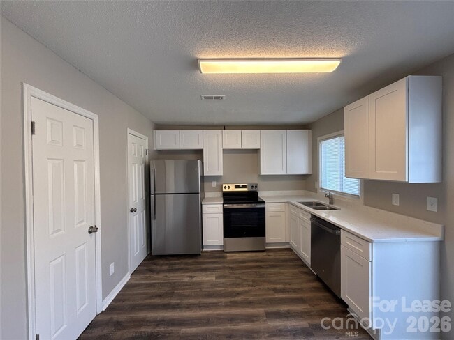 Building Photo - 300 N Main St