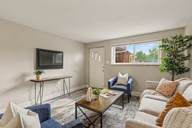Living room - 105 S Meade St