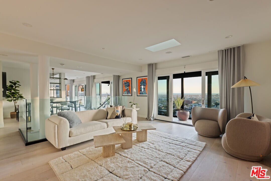 Foto principal - 8430 Franklin Ave