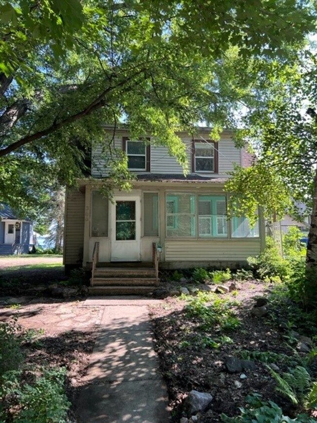 Foto del edificio - 2 Bedroom / 1 1/2 bath in Lake neighborhood