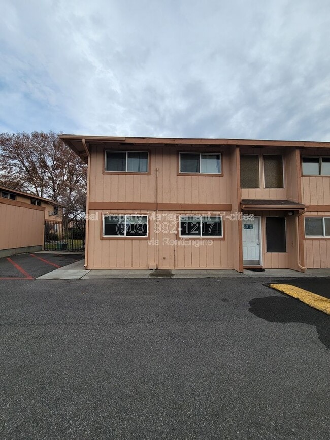 Building Photo - 3121 W Hood Ave