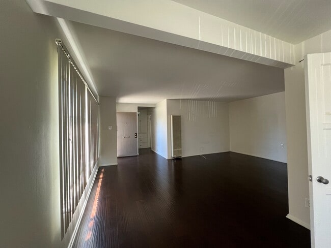 Building Photo - 1652 Huntington Dr