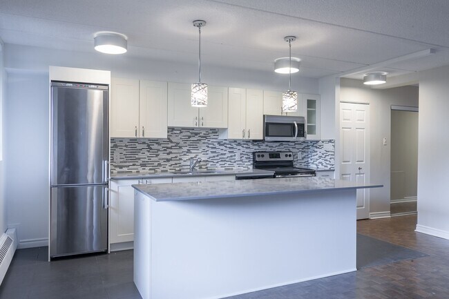 Building Photo - 4800 Maisonneuve Blvd W