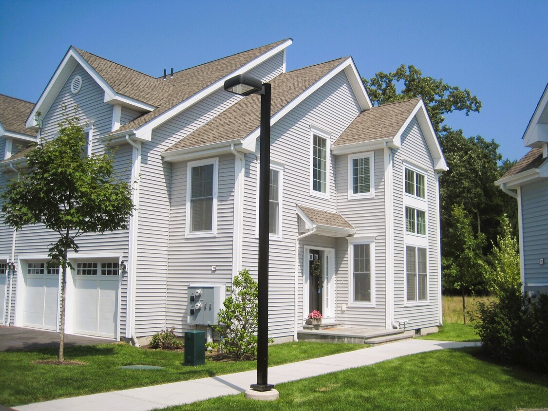 Primary Photo - 32 Copper Square Dr