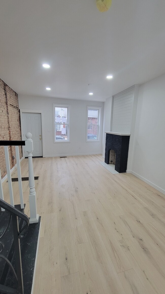 Building Photo - 1853 Tulip St