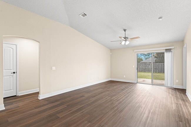 Foto del edificio - Spacious 4-Bedroom Home - Fenced Backyard