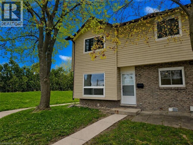 Building Photo - 451 Albert St