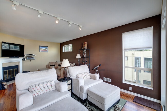 Building Photo - Great Priced Westlake Condo with Electric ...