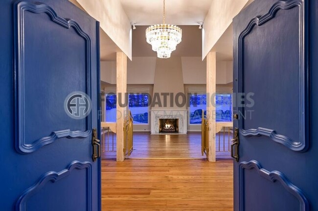 Building Photo - 325 E Strawberry Dr