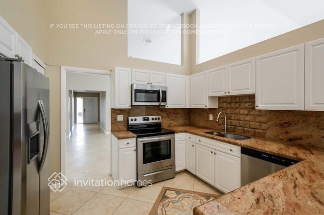 Building Photo - 7045 Golf Pointe Cir