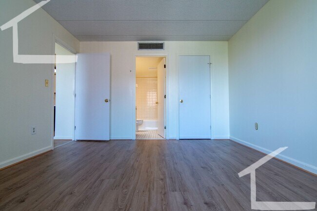 Building Photo - Charming 2 Bedroom-No Broker Fee