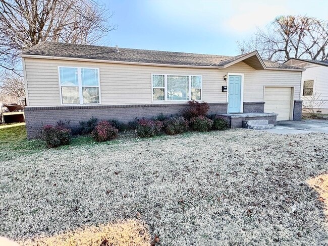 Building Photo - 202 E 6th St