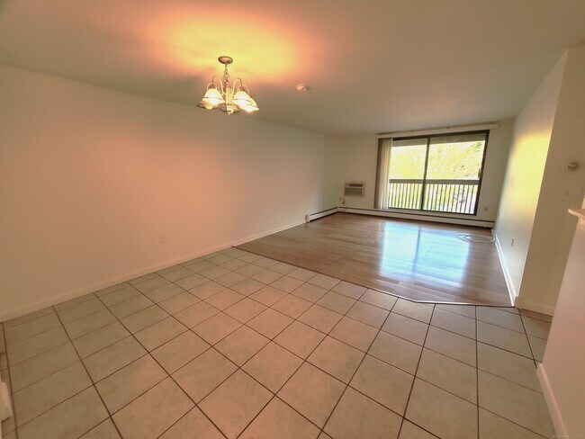 Foto del edificio - 1317 Cromwell Hills Dr